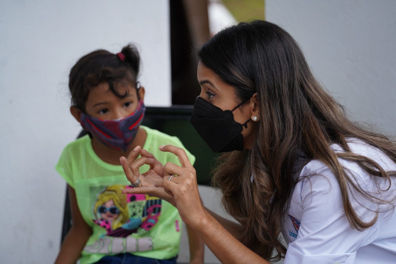 Carmen is one of the many coronavirus heroes. After she left Venezuela, Carmen spent more than two years working as a waitress, a receptionist and a sales attendant until she was able to validate her medical qualifications in Peru. © UNHCR/ Carmen Parra